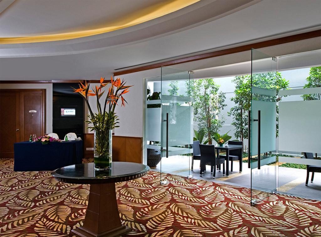 吉隆坡颐思殿酒店 八打灵再也 外观 照片 The interior of a suite at the Mandarin Oriental, Kuala Lumpur