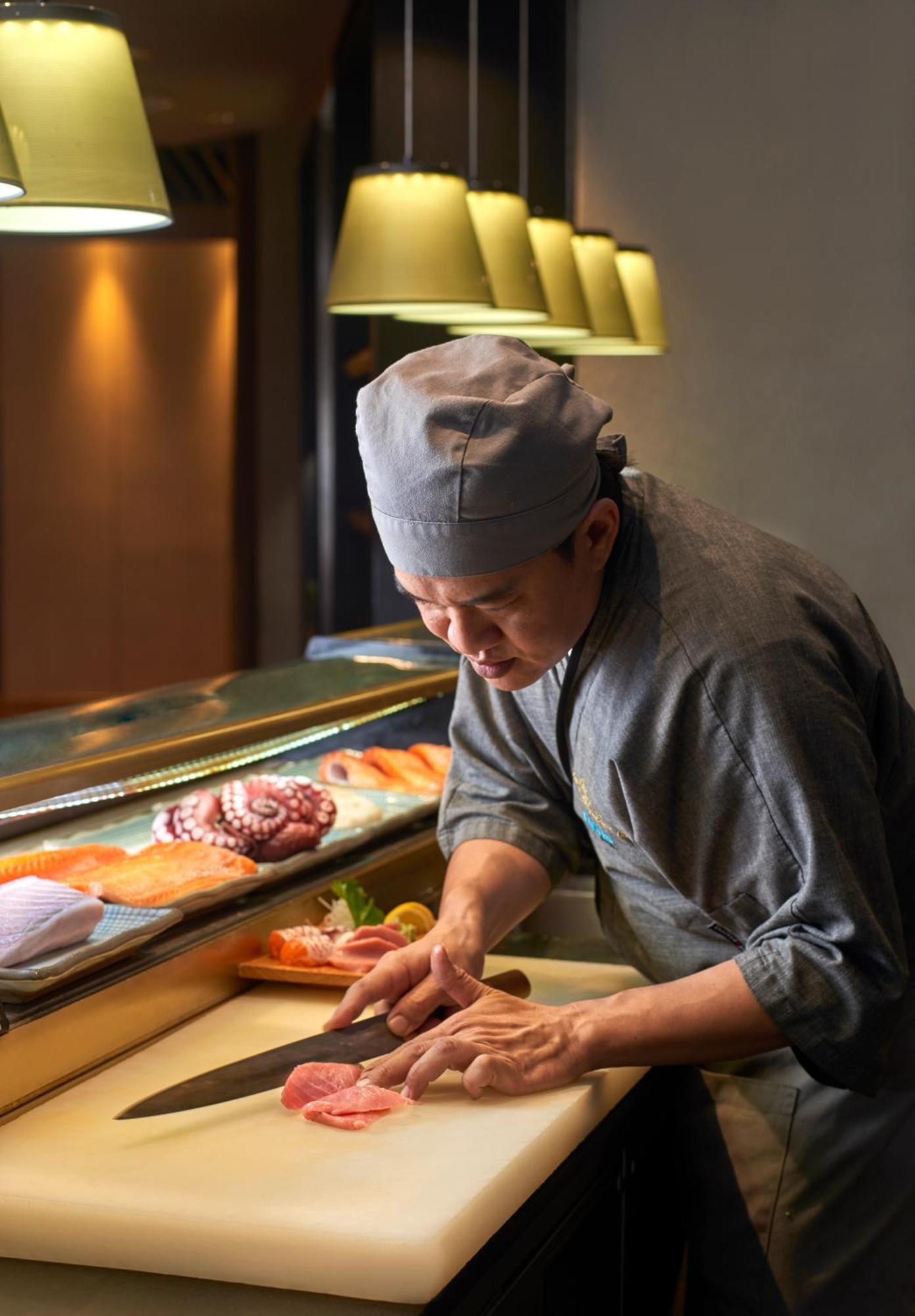 吉隆坡颐思殿酒店 八打灵再也 外观 照片 A sushi chef at work