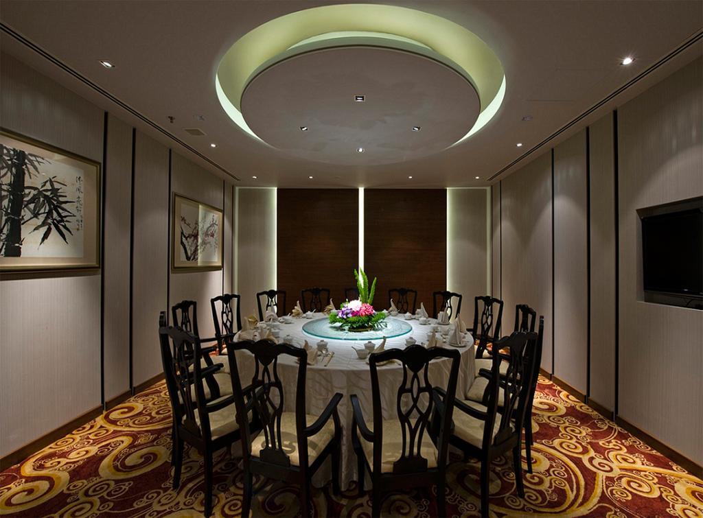 吉隆坡颐思殿酒店 八打灵再也 外观 照片 A private dining room at the Shangri-La hotel in Kuala Lumpur, Malaysia
