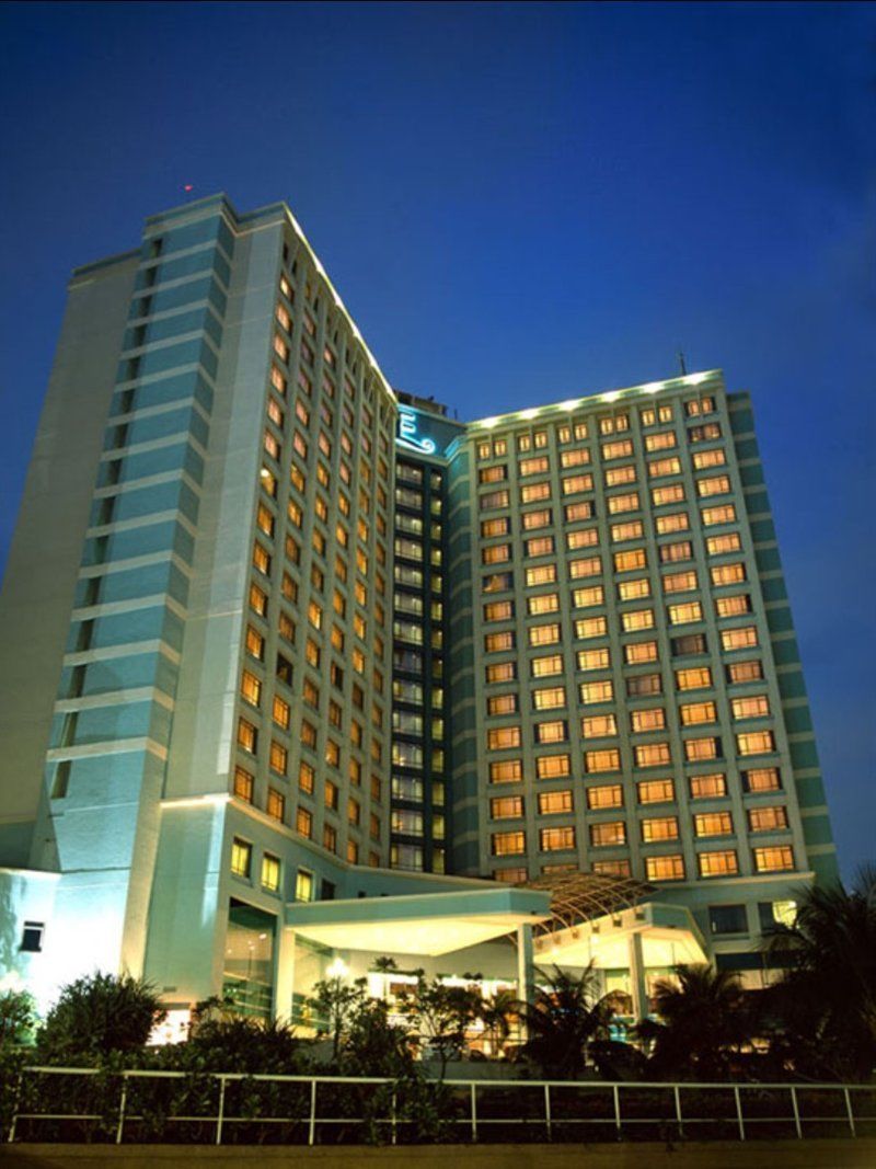 吉隆坡颐思殿酒店 八打灵再也 外观 照片 The hotel at night